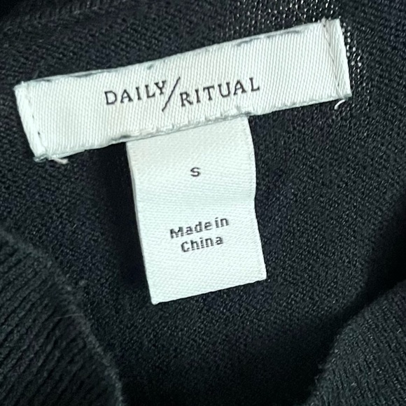 Daily Ritual • Black Lightweight Turtleneck Knit Sweater - Picture 4 of 5
